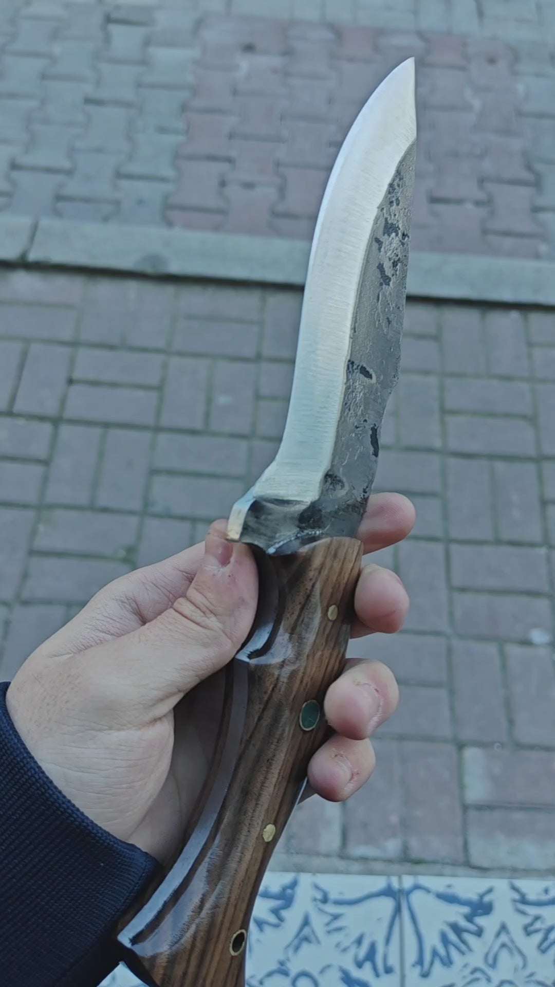 El Yapımı Dövme Karbon Çelik Av Bıçağı – Ceviz Sap Model 27 cm Avcı Bıçağı
