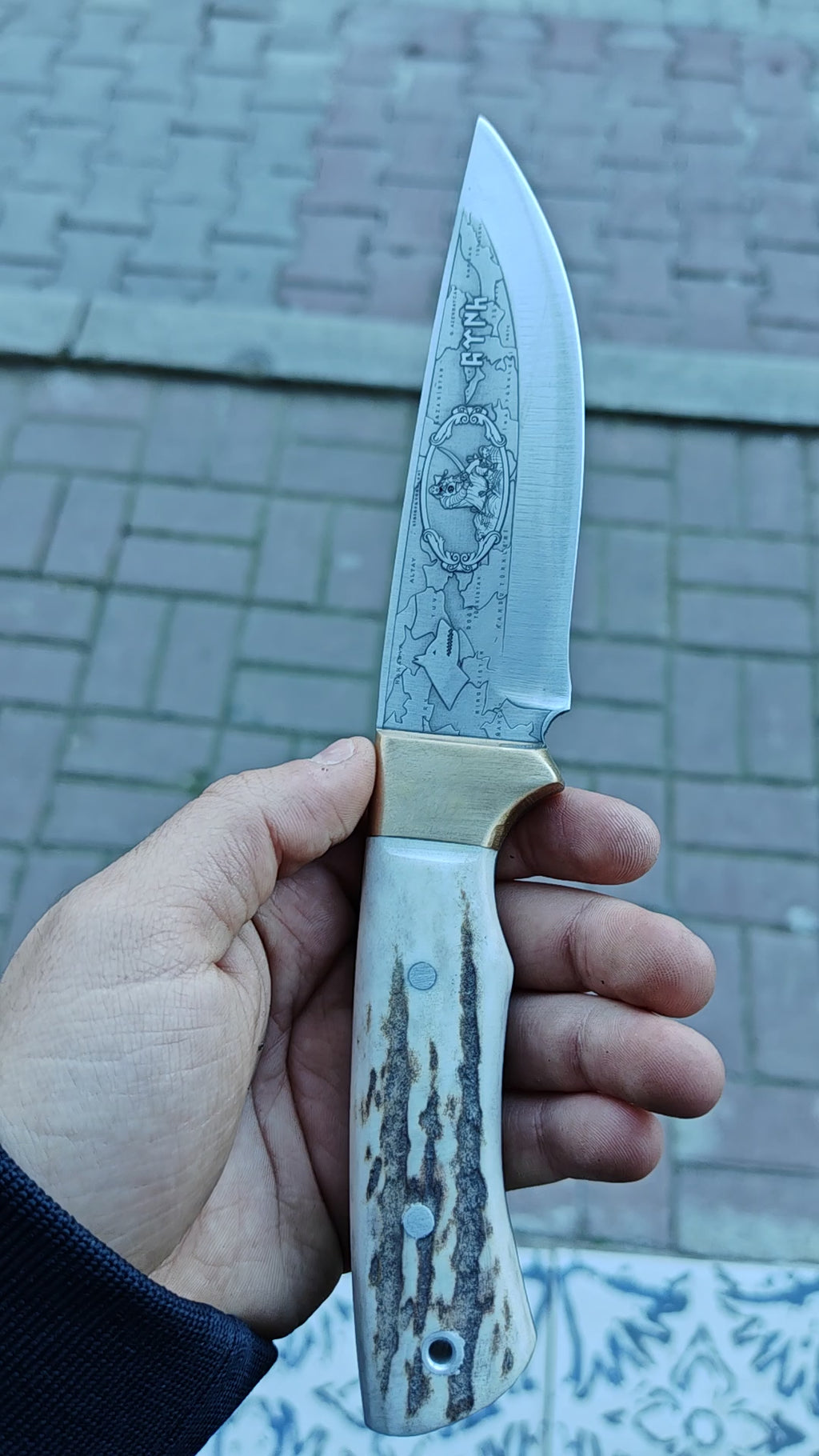 Göktürk Gravür İşlemeli N690 Çelik Geyik Boynuzu Saplı Av Bıçağı