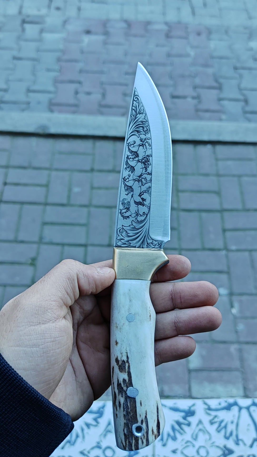 At Figürlü Gravür İşlemeli N690 Çelik Geyik Boynuzu Saplı Av Bıçağı