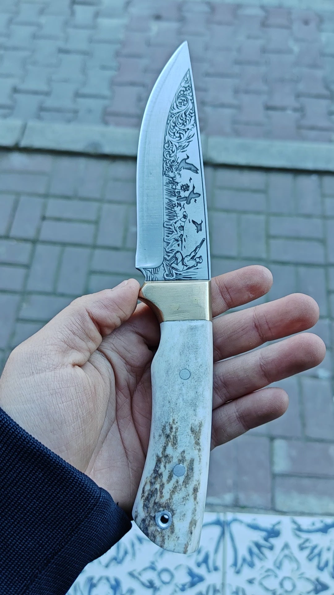 Avcı Figürlü Gravür İşlemeli N690 Çelik Geyik Boynuzu Saplı Av Bıçağı