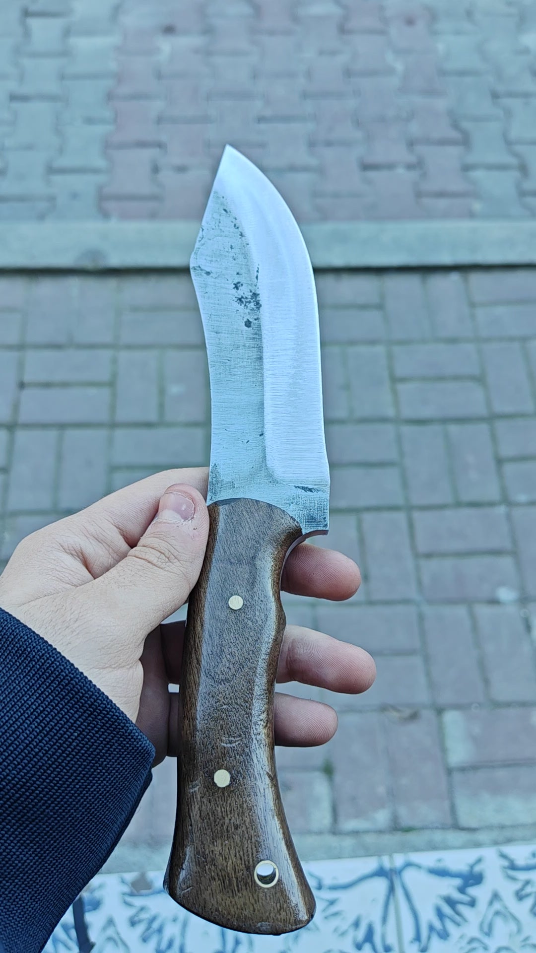 El Yapımı Dövme Karbon Çelik Av Bıçağı – Ceviz Saplı 27 cm Avcı Bıçağı
