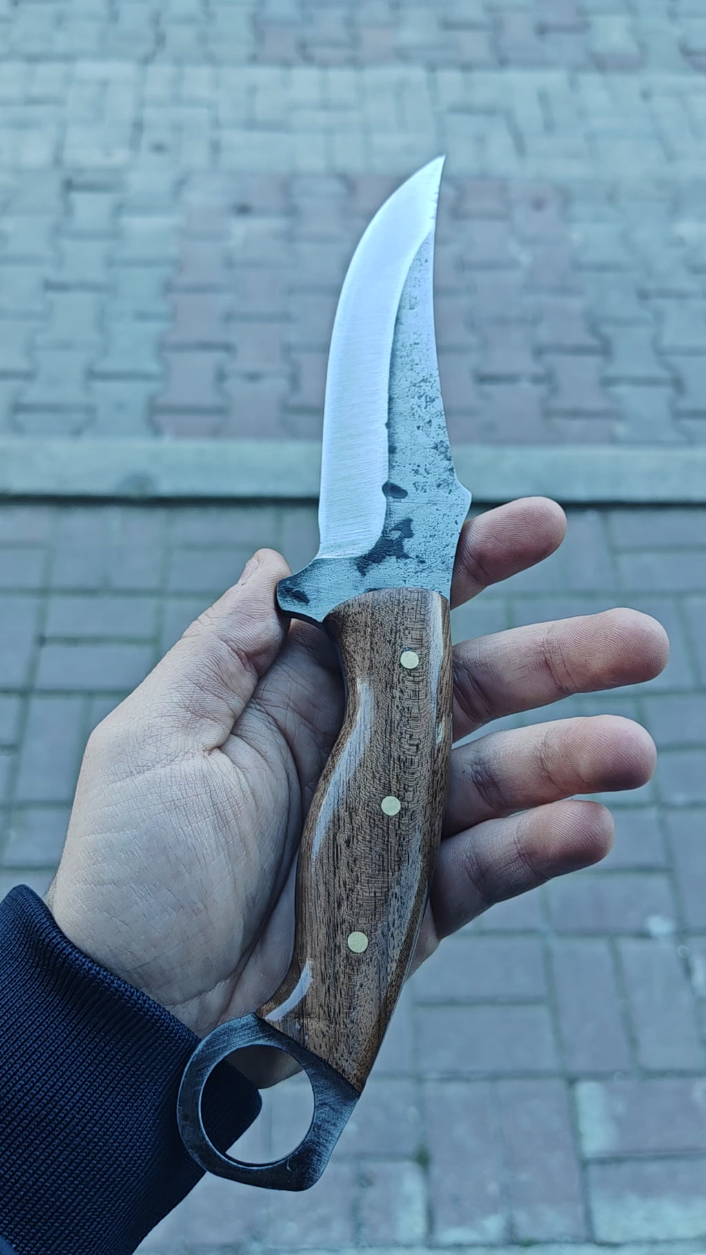 El Yapımı Dövme Karbon Çelik Av Bıçağı – Ceviz Saplı 26 cm Profesyonel Avcı Bıçağı