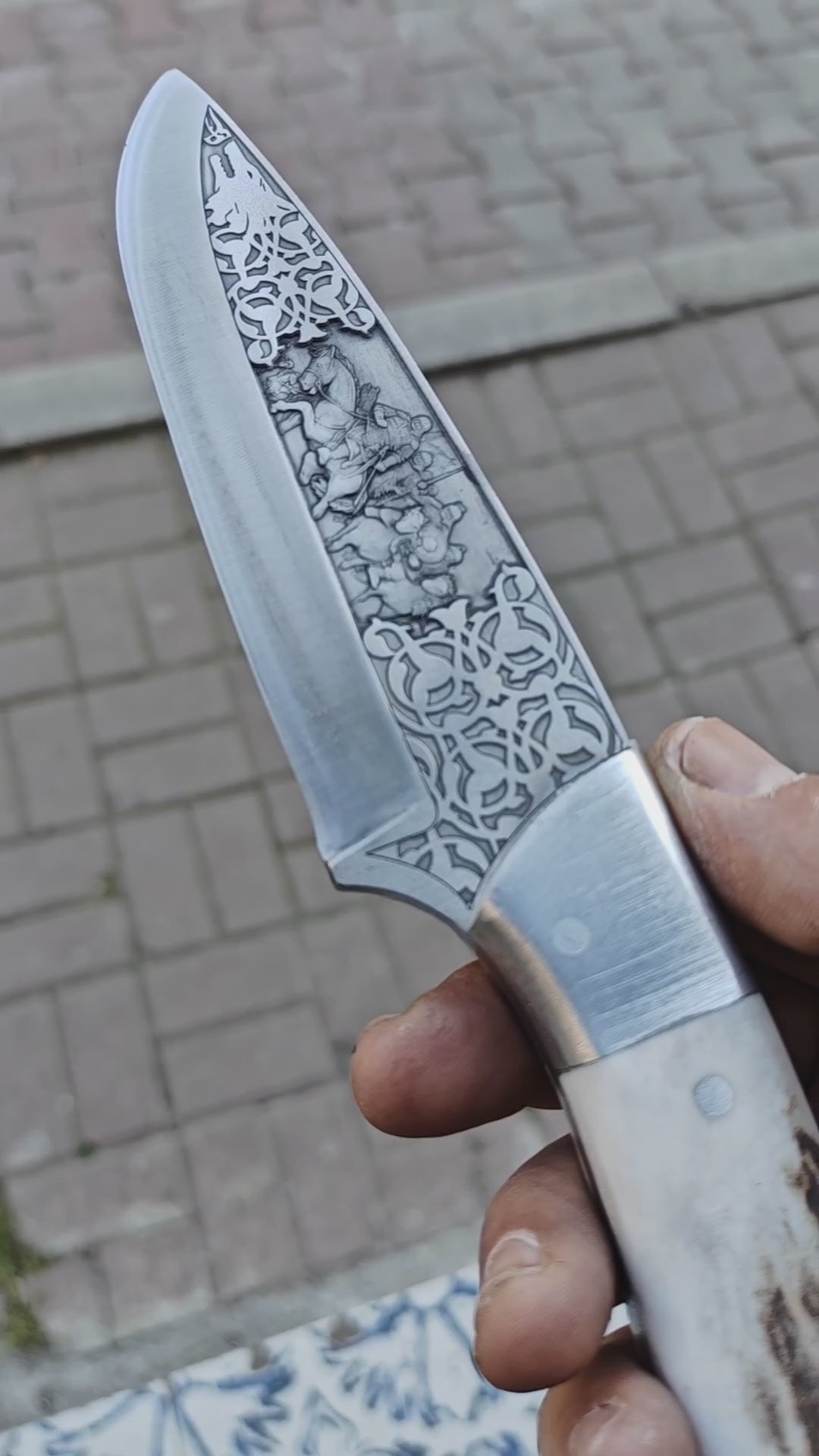 Fatih'in İstanbul'a Girişi Gravür İşlemeli N690 Çelik Geyik Boynuzu Saplı Av Bıçağı