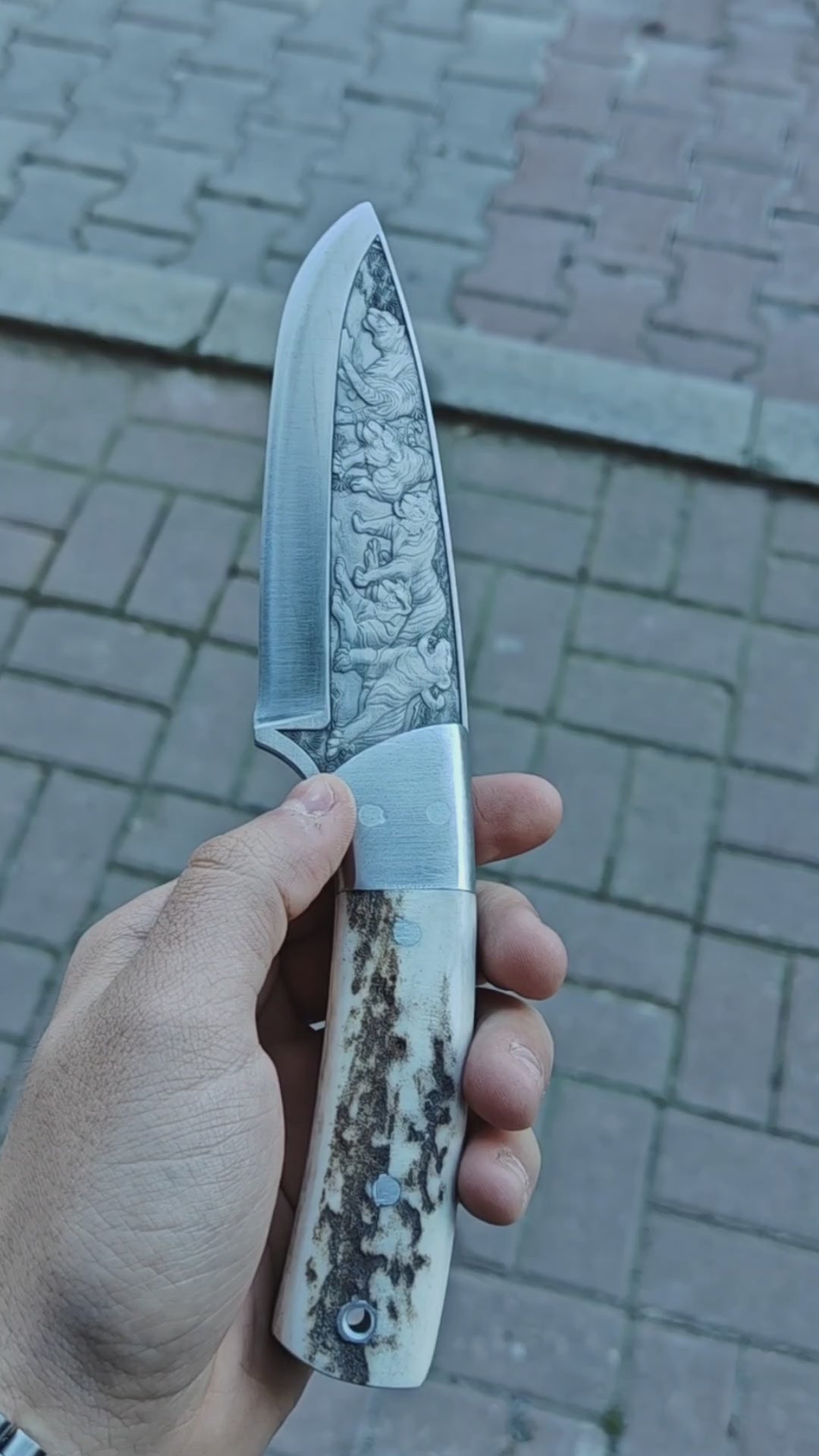 Kaplan Figürlü Gravür İşlemeli N690 Çelik Geyik Boynuzu Saplı Av Bıçağı