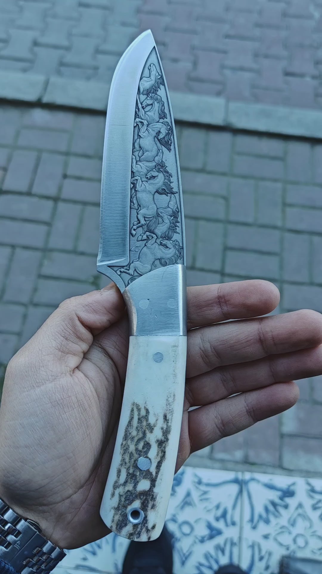 At Figürlü Gravür İşlemeli N690 Çelik Geyik Boynuzu Saplı Av Bıçağı