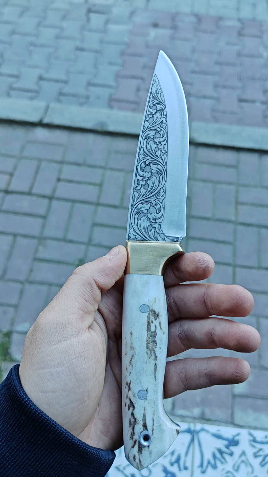 Desenli Gravür İşlemeli N690 Çelik Geyik Boynuzu Saplı Av Bıçağı